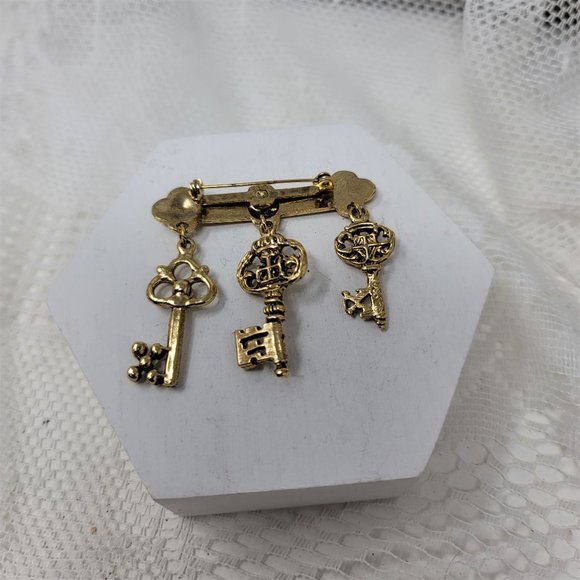 Triple Dangle Key Pin Brooch Goldtone - Picture 6 of 6